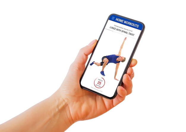 Persona que sostiene el teléfono con la aplicación de ejercicios de ejercicios en el hogar donde el instructor demuestra los ejercicios de entrenamiento