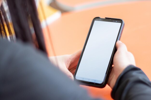 Una persona que sostiene un teléfono con una pantalla en blanco.