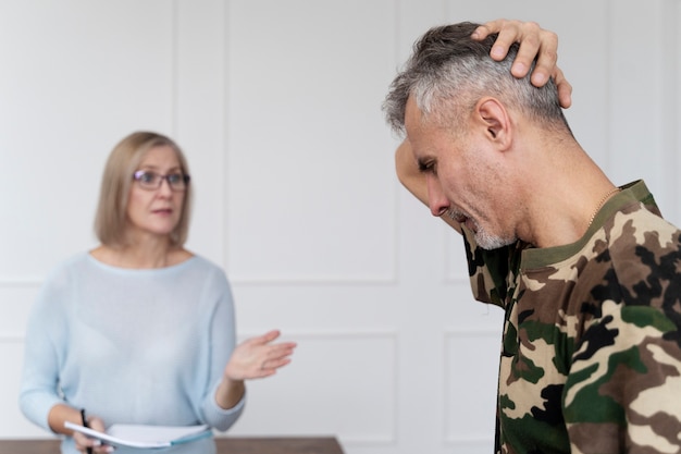 Foto persona que sufre de ptsd en psicólogo.