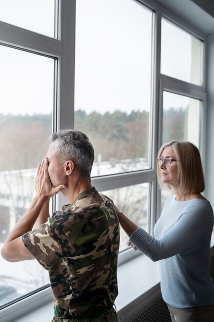 Foto persona que sufre de ptsd en psicólogo.