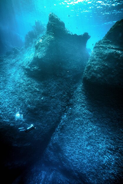 Foto persona que se sumerge en el mar