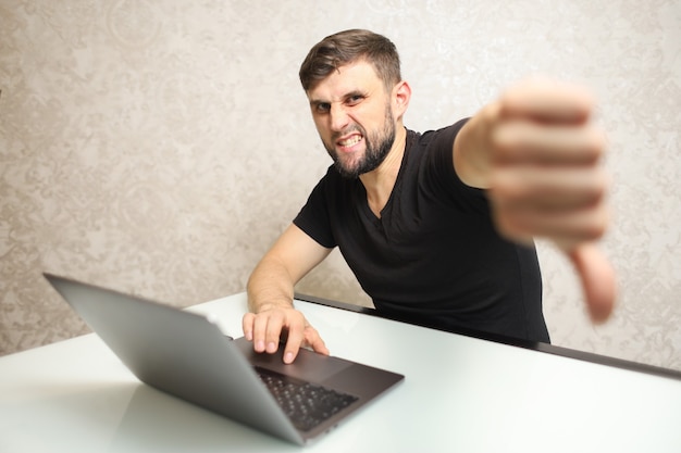 Foto una persona que trabaja en una computadora muestra gestos con las manos