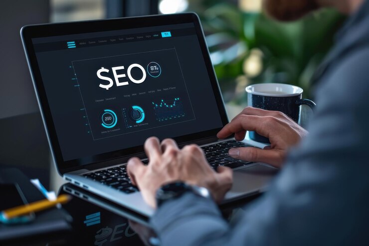 Persona que trabaja en la estrategia de SEO en una computadora portátil analizando datos y optimizando el rendimiento del sitio web en un entorno profesional