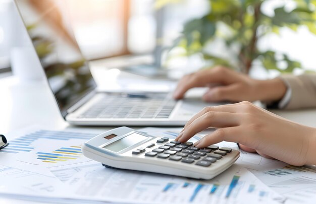 una persona que usa una calculadora con una calculadora en ella