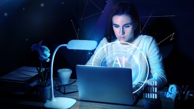 Persona que usa una computadora portátil usando inteligencia artificial para generar imágenes