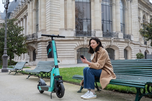 Foto persona que usa scooter eléctrico en la ciudad