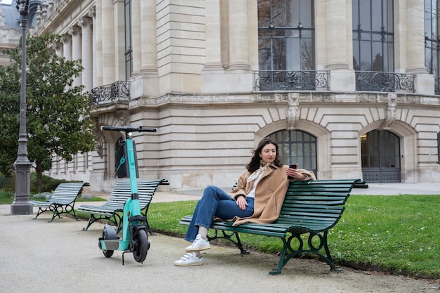 Persona que usa scooter eléctrico en la ciudad