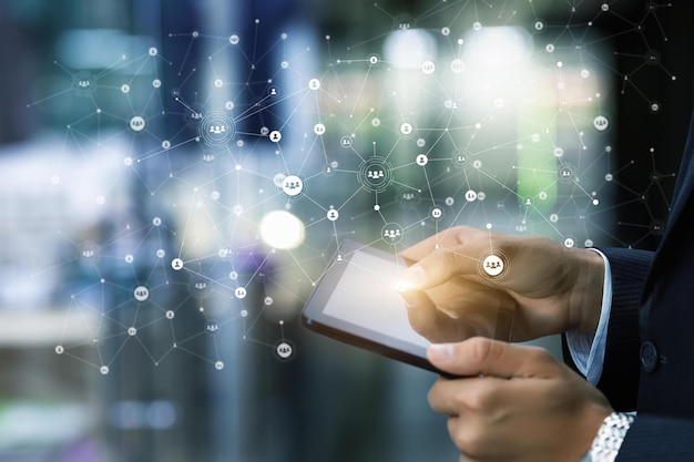 Una persona que usa un teléfono inteligente con la palabra internet en la pantalla