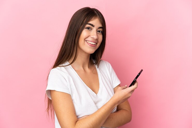 Foto persona que usa un teléfono móvil sobre antecedentes aislados