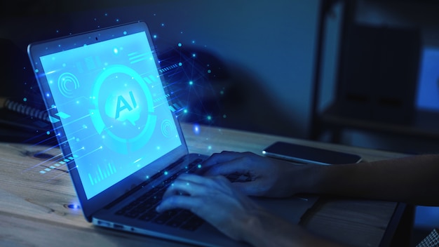 Persona que utiliza una computadora portátil que utiliza inteligencia artificial para generar imágenes