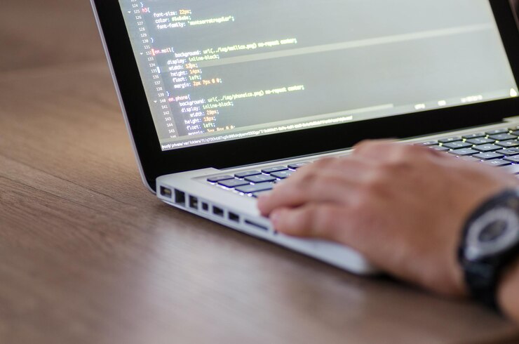 Foto persona que utiliza el macbook pro