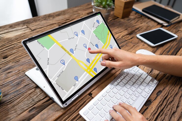 Foto persona que utiliza el mapa gps en la computadora portátil