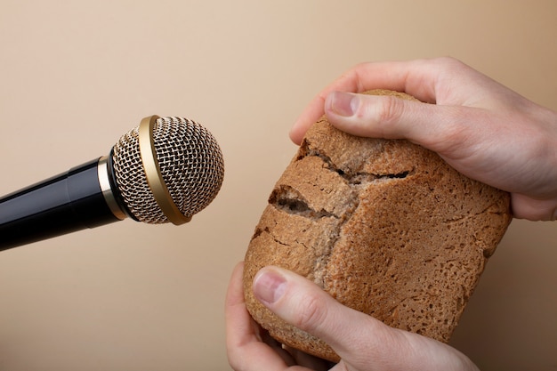 Foto persona rasgando pan cerca del micrófono para asmr