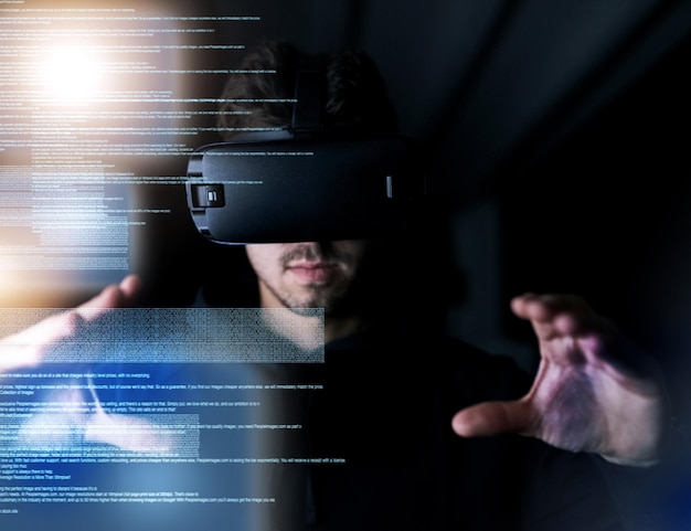 Persona realidad virtual y manos con superposición de hologramas para código TI y ux futurista en la noche Programador hacker y hombre con gafas AR phishing o software para el crimen metaverse o ransomware