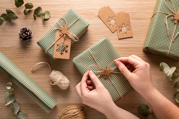 Foto persona con regalo de navidad envuelto festivo