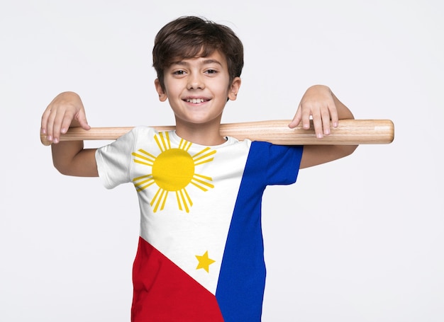 Persona con ropa con bandera de filipinas