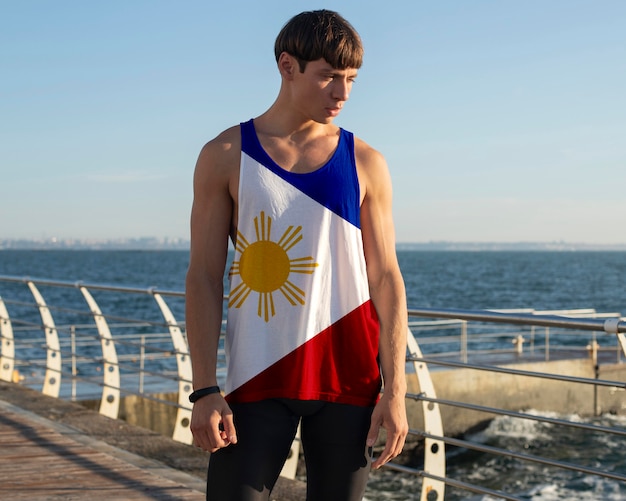 Persona con ropa con bandera de filipinas