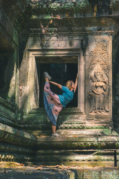 Una persona en las ruinas de Angkor Wat