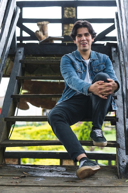 Foto persona segura de sí misma con aparatos ortopédicos y acné hombre joven con acné confiado sonriendo cambios hormonales