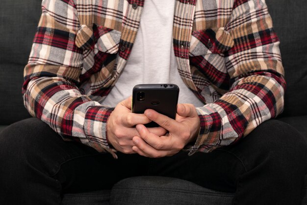 Una persona sentada en un autocar usando su teléfono celular