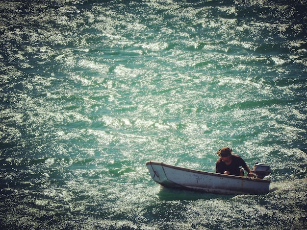 Foto persona sentada en un barco