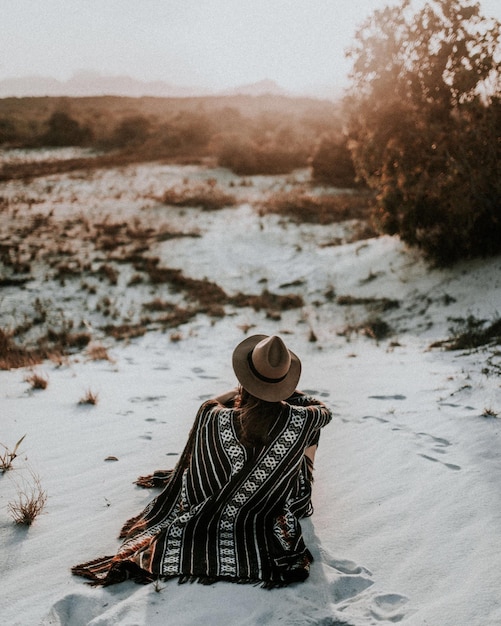 Persona sentada en un desierto