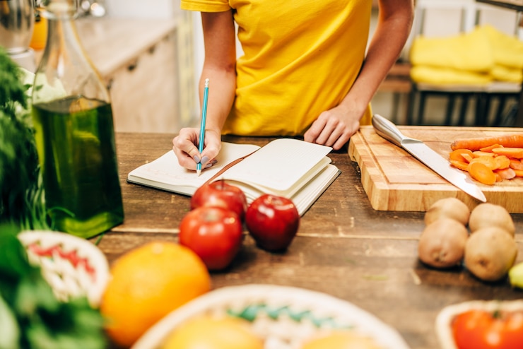 Foto persona de sexo femenino cocinando en la cocina