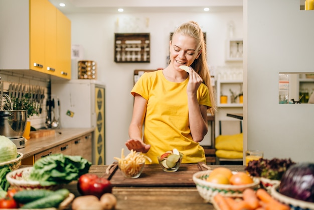 Persona de sexo femenino, cocinar, preparar alimentos orgánicos