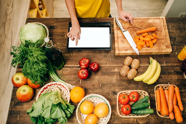 Persona de sexo femenino que cocina en la cocina, comida ecológica saludable.