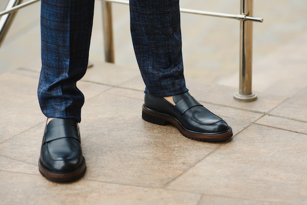 Persona del sexo masculino con estilo con zapatos de moda