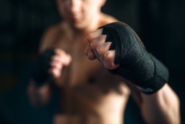 Foto persona del sexo masculino musculoso en vendas negras