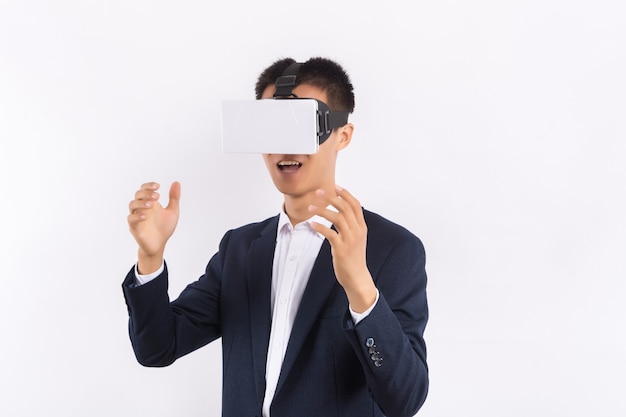 Persona del sexo masculino en traje y gafas de realidad virtual. Visión 3D innovación tecnología de alta tecnología