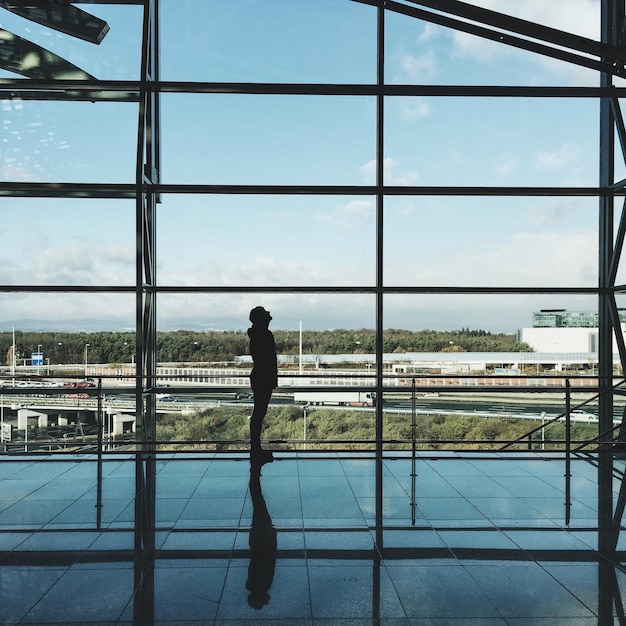 Foto persona en silueta de pie en el aeropuerto de fráncfort