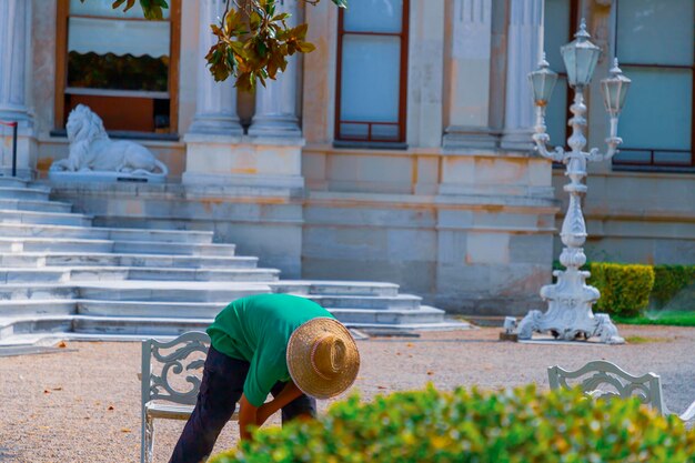 una persona con un sombrero de paja está jugando en el parque