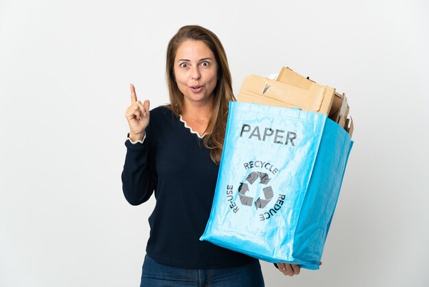 Persona sosteniendo una bolsa para reciclar