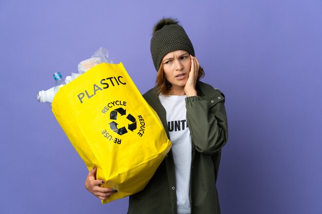 Persona sosteniendo una bolsa para reciclar