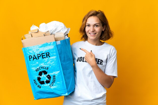 Persona sosteniendo una bolsa para reciclar