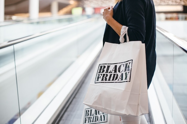 Foto una persona sosteniendo bolsas de papel.