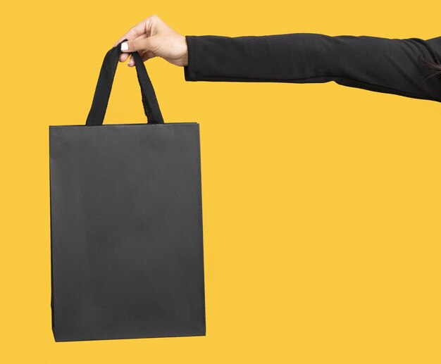 persona sosteniendo una gran bolsa de compras negra espacio de copia de alta calidad y resolución hermoso concepto de foto