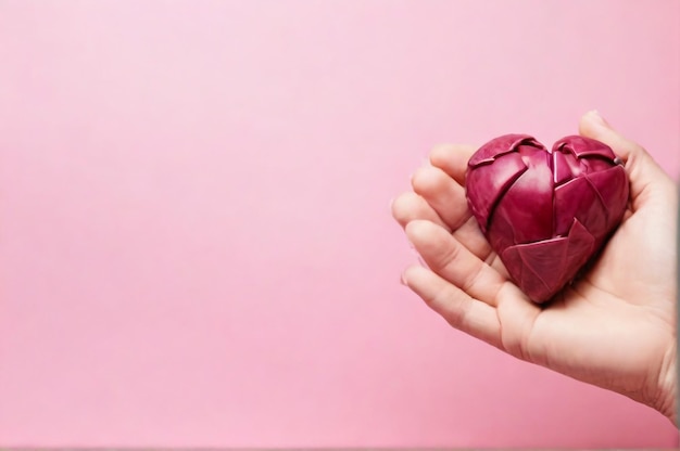 una persona sosteniendo un objeto en forma de corazón rosa en su mano