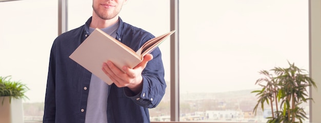 Foto una persona sosteniendo y regalando un libro, comparte un presente y conocimiento.