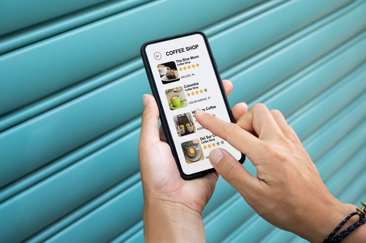 Foto persona sosteniendo su teléfono inteligente con una aplicación en la pantalla