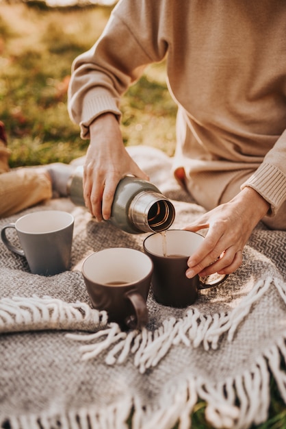 persona sosteniendo una taza de té