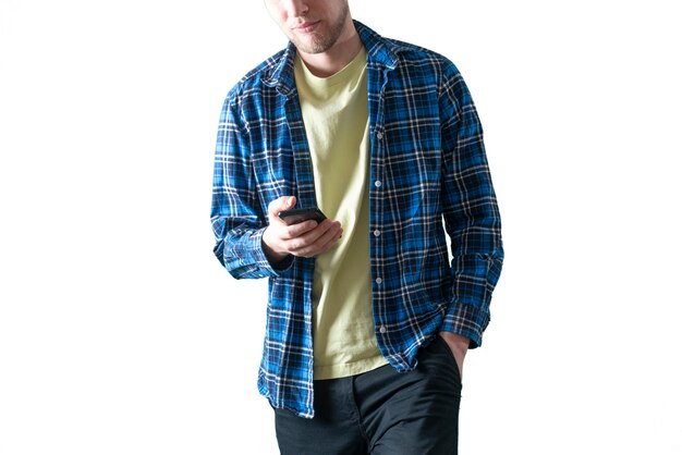 Una persona sosteniendo un teléfono inteligente, nueva tecnología 5g, fondo blanco aislado