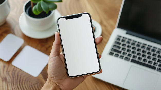 una persona sosteniendo un teléfono inteligente con una pantalla blanca que dice toque en la pantalla