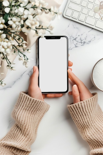 una persona sosteniendo un teléfono que tiene una pantalla blanca que dice "toque" en él