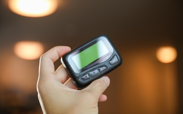 Foto una persona sostiene un pequeño dispositivo que dice 