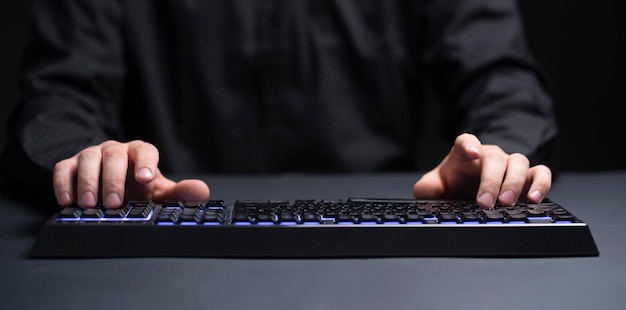 Una persona en su lugar de trabajo escribiendo en el teclado.