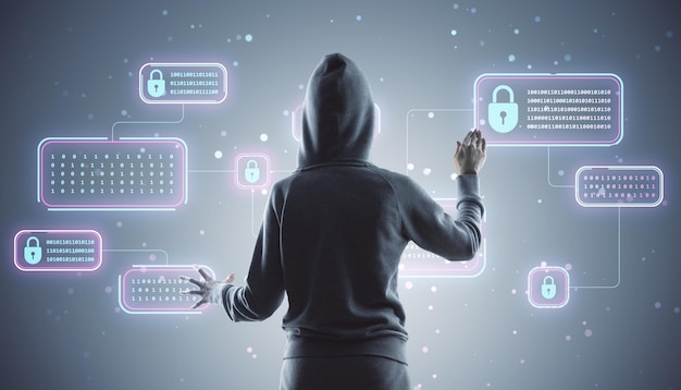 Persona con una sudadera con capucha interactúa con cerraduras digitales y código binario en una pantalla virtual futurista