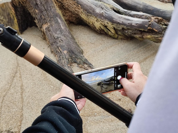 Una persona tomando una foto de una cámara con una cámara.